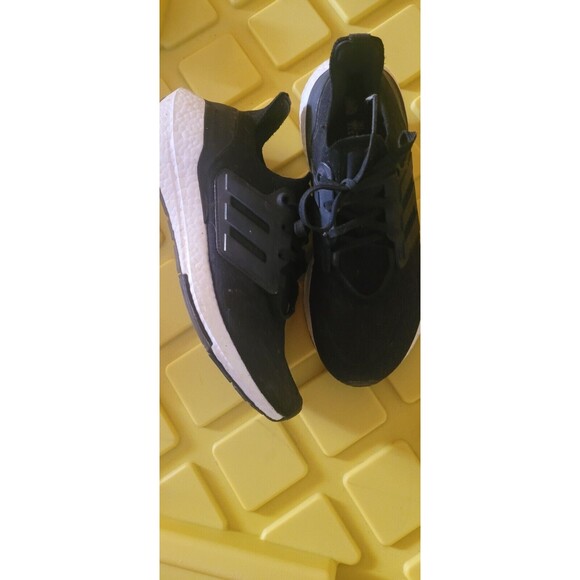 Sz 8.5 / Adidas Womens Ultraboost 22  Black White Boost Running Sneakers - Picture 1 of 7